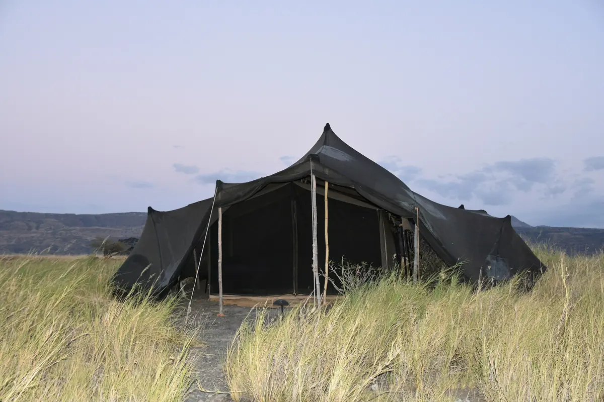 Tente de camp sombre dans la lumière du soir sur la plaine du lac Natron