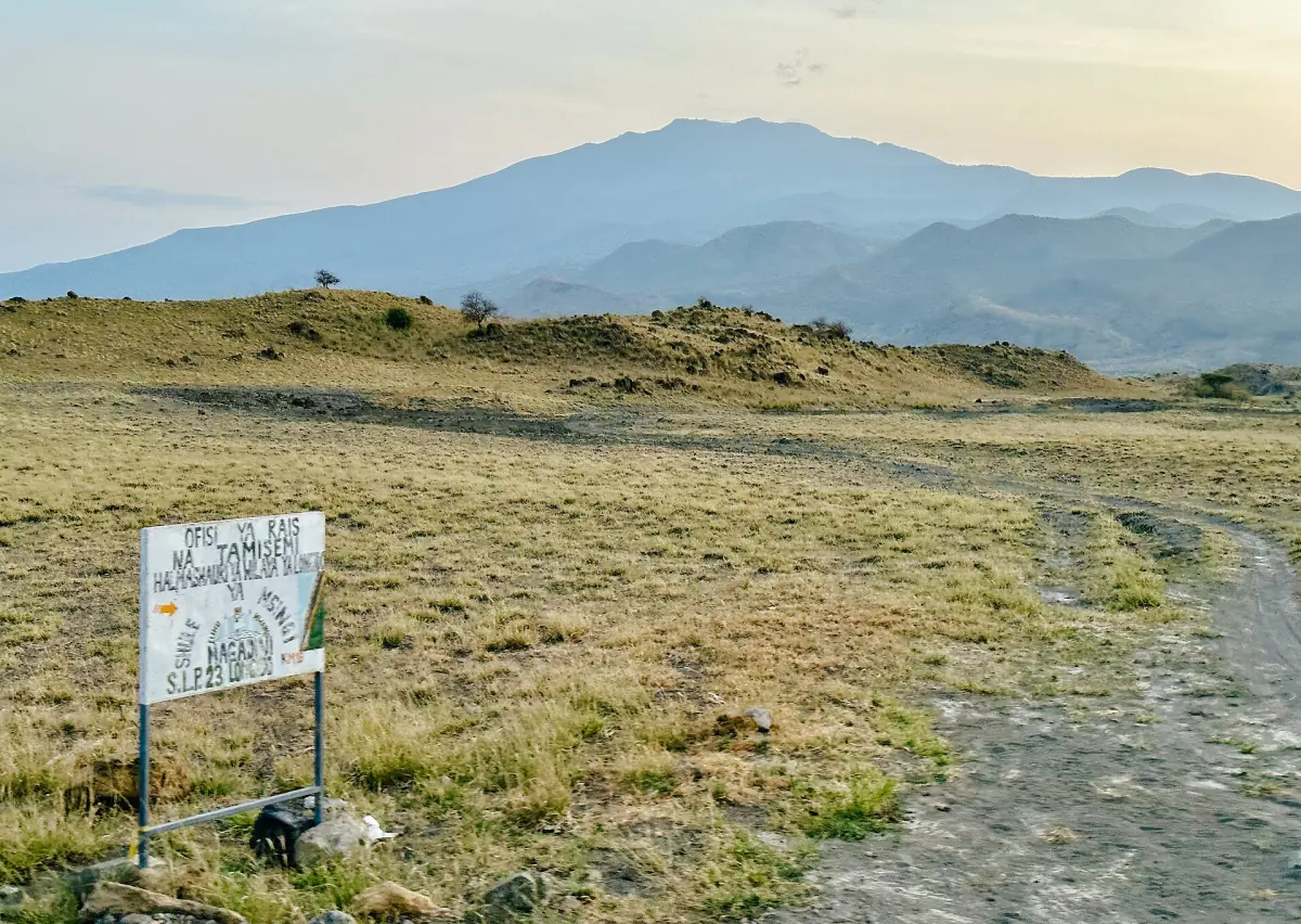 Schotterpiste unter dem Berg Gelai im Bezirk Longido in Tansania