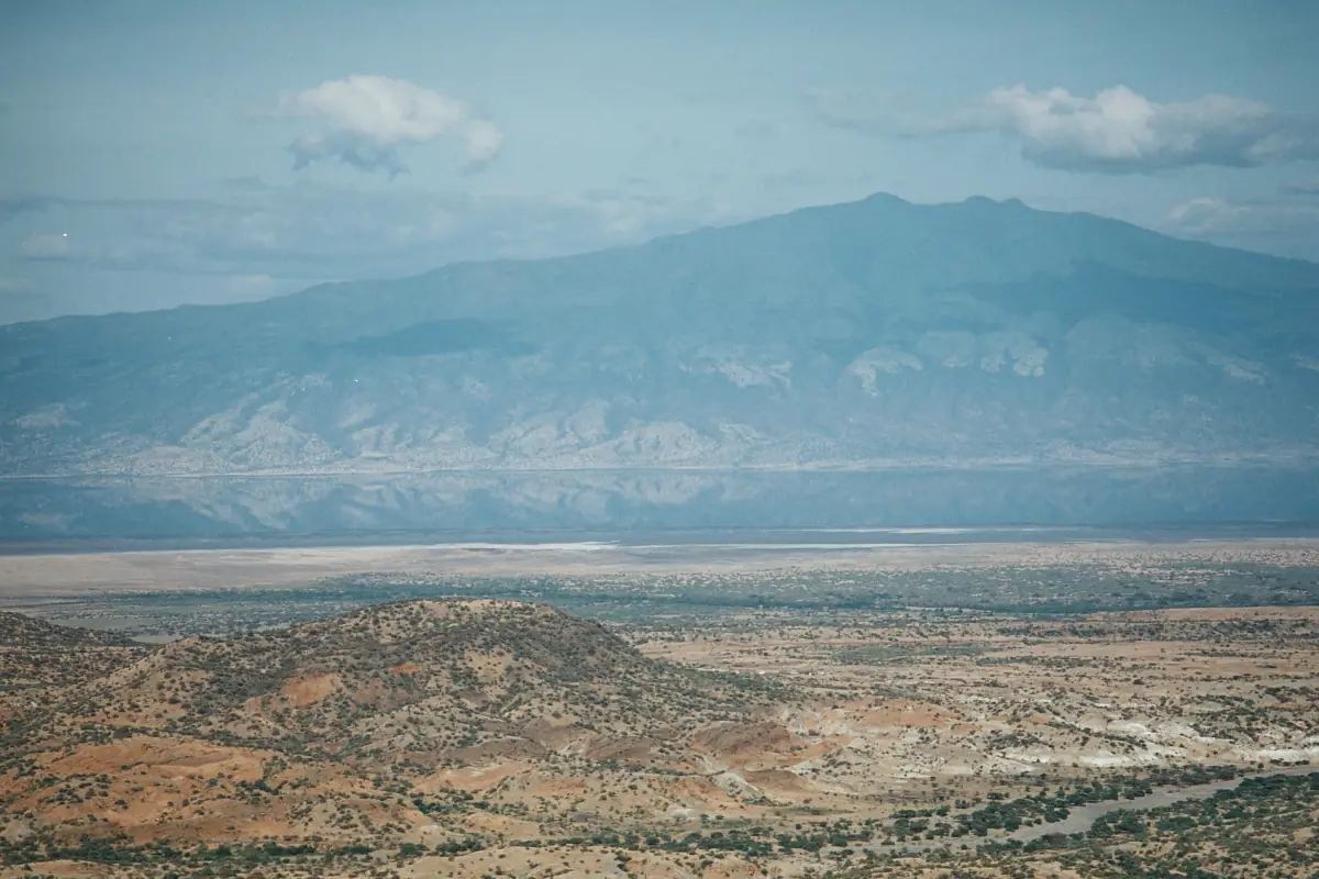 Der Vulkan Gelai und der Natronsee im Great Rift Valley