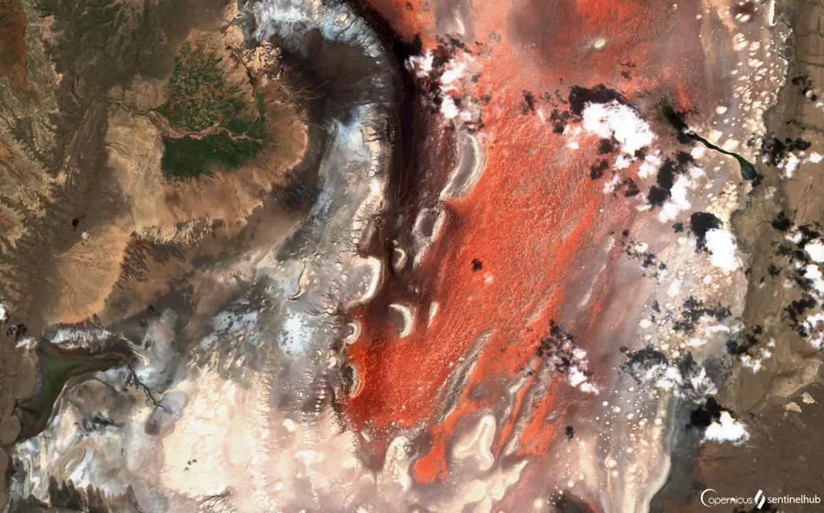 Satellitenansicht der roten und weißen Sodaflächen am Natronsee