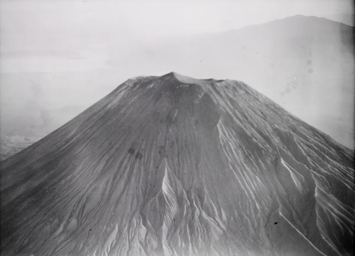 Historisches Schwarzweiß-Luftbild des Lengai-Kegels aus dem Jahr 1930