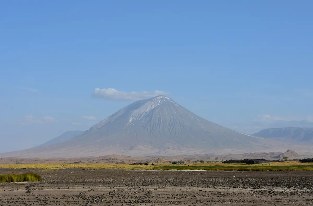 Der Ol Doinyo Lengai mit hellgrauem Gipfel unter blauem Himmel