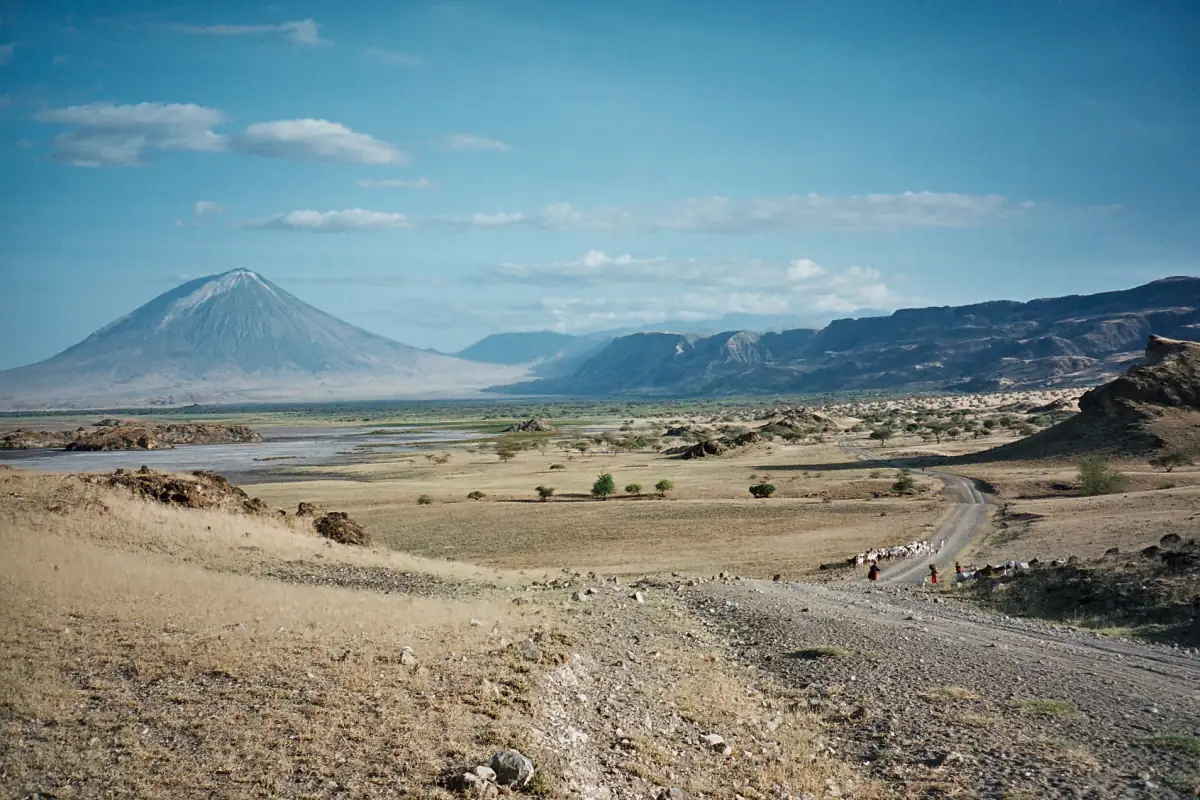 Piste de terre en direction de Ngare Sero, avec l’extrémité sud du lac Natron